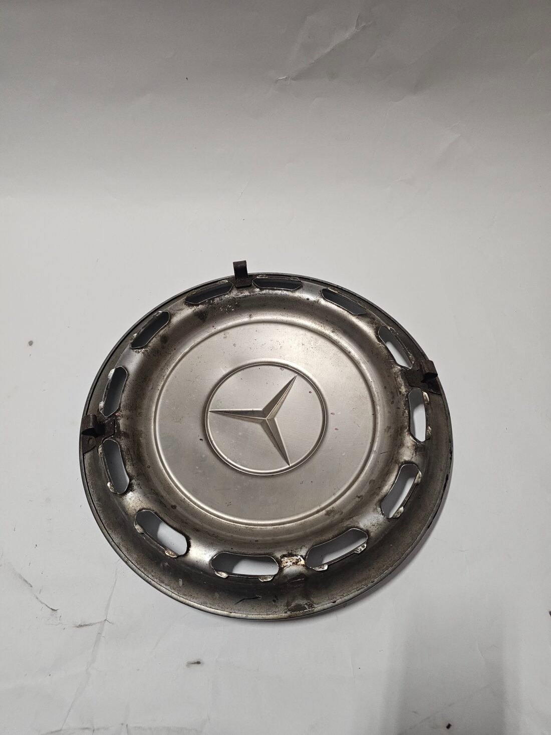 Classic Mercedes R15 Wheel Cover - Image 2