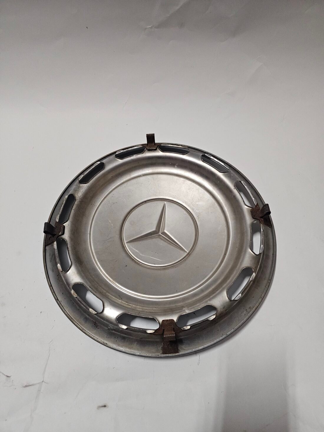 Classic Mercedes R15 Wheel Cover - Image 2